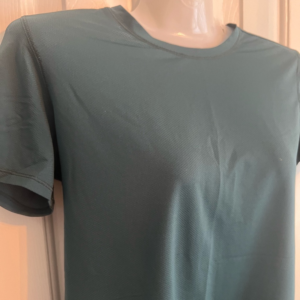 Lululemon Women’s Swiftly Tech short sleeved shirt